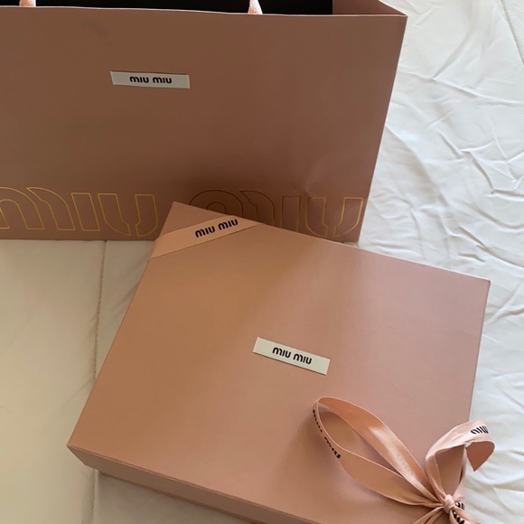 BRAND NEW WITH ALL INCLUSION - Picture 1 of 4